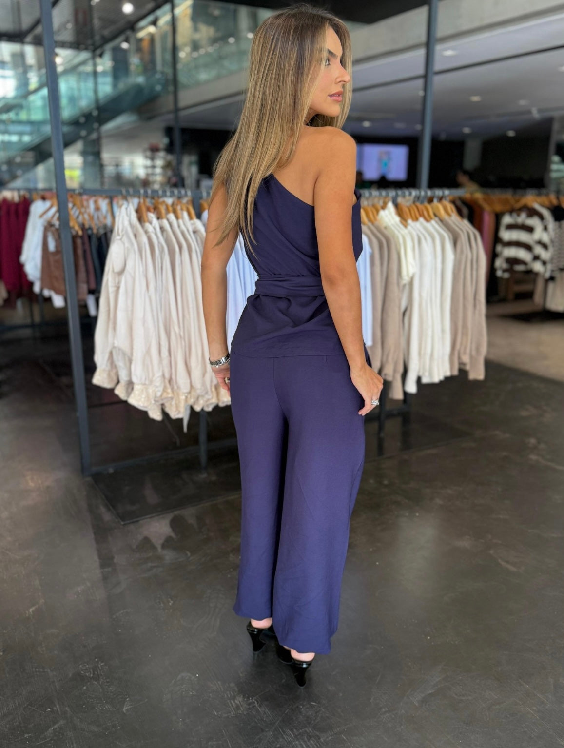 Conjunto com Blusa de um ombro só e calça aladim